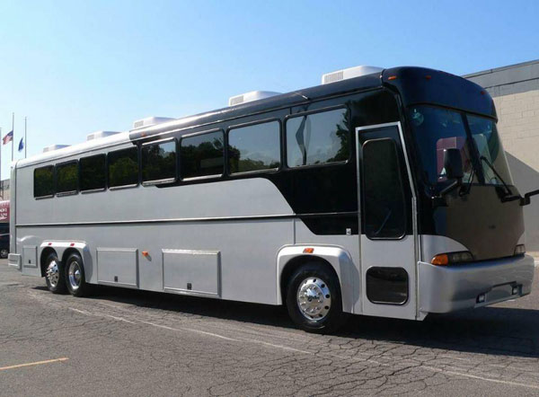 1621955090245308.jpg 大巴租賃